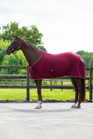 QHP Fleecedækken med ornament Bourgogne/sølv