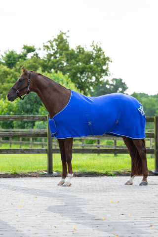 QHP Fleecedækken med ornament Koboltblå/sølv