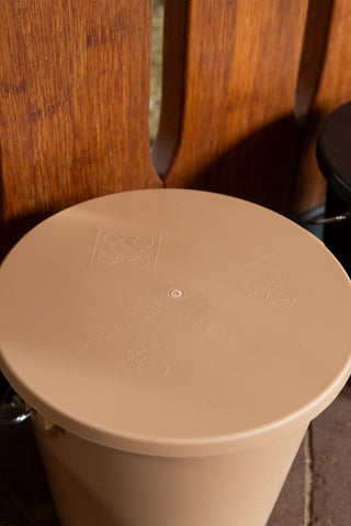 Emmer met deksel 5L Beige